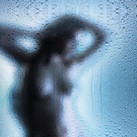 fille nue derrière une vitre